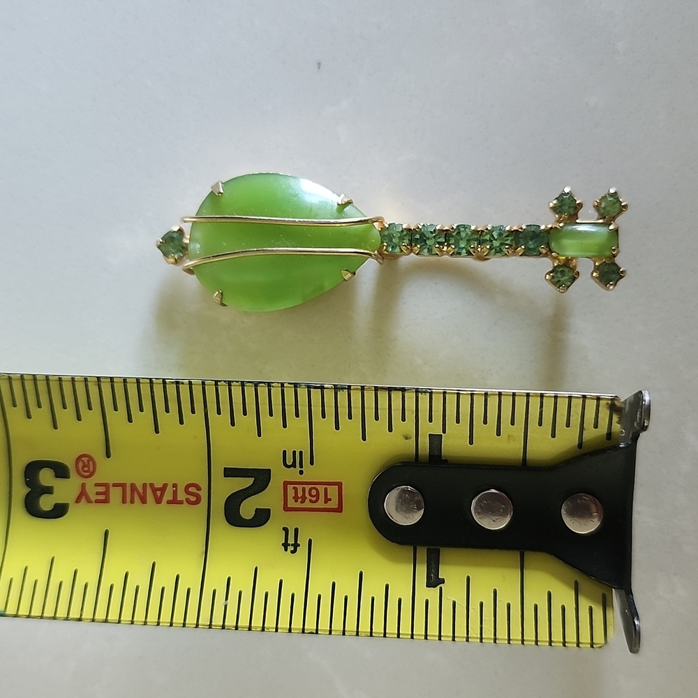 Vintage gold and green brooche